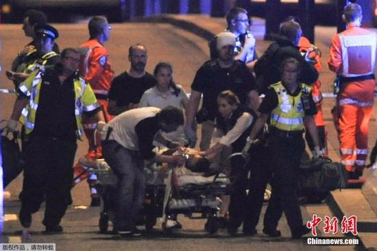 当地时间6月3日，英国伦敦相继发生三起袭击事件，导致至少一人死亡，多人受伤。警方确认，前两起事件为恐怖袭击，第三起袭击事件与前两起恐袭无关。图为英国伦敦桥恐袭事件受伤者被送往医院。