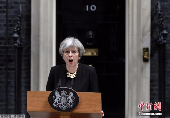 当地时间2017年6月4日，英国伦敦，英国首相特蕾莎·梅在唐宁街10号发表声明她表示，三名嫌犯均身着伪造的自杀式袭击背心，目的是为了制造恐慌。恐怖分子正在互相模仿，英国不会让恐怖主义有生存空间。英国大选活动将在明天恢复进行。