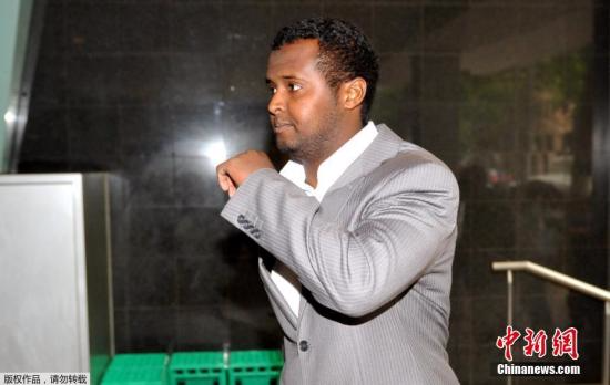 据当地媒体报道，劫持女子的疑犯是索马里裔男子雅各布（Yacqub Khayre），他此前因涉嫌策划发动恐怖袭击而被捕，但随后无罪释放。图为2010年10月23日，雅各布从墨尔本的一个法院走出。（资料图）