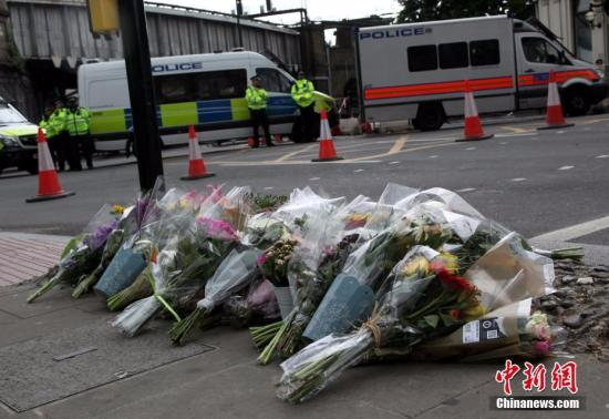 6月5日，在伦敦恐怖袭击事件发生地附近，民众向遇难者献花。6月3日夜，伦敦发生恐怖袭击事件，造成7人死亡，48人受伤。<a target='_blank' href='http://www.chinanews.com/'></table>中新社</a>记者 周兆军 摄