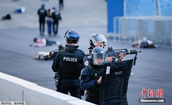 资料图：图为法国反恐特警部队“黑豹”突击队(Raid)参加反恐演习。