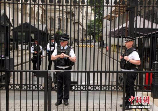 6月5日，英国首相府门前增派警力加强安保。6月3日夜，伦敦发生恐怖袭击事件，造成7人死亡，48人受伤。<span target='_blank' href='http://www.chinanews.com/'></div>中新社</span>记者 周兆军 摄