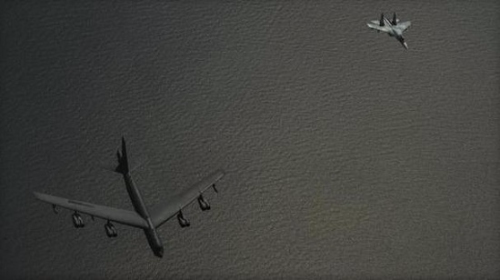 这张照片显示，美军一架B-52轰炸机在波罗的海上空遭俄空军的苏-27战机拦截。