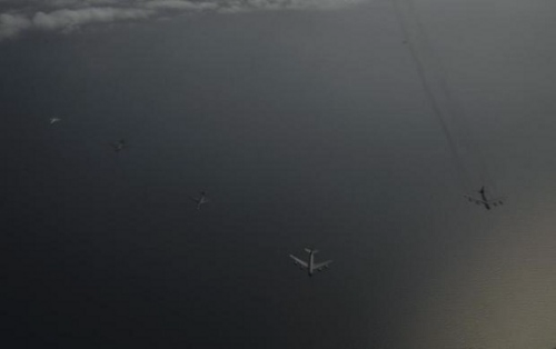 这张照片显示。俄军飞机拦截由两架B-1B轰炸机、一架KC-135R空中加油机和一架B-52H轰炸机组成的美军飞行编队。