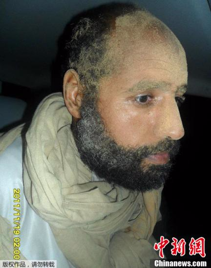 这张来自利比亚“二月十七日”网站的图片显示，11月19日，卡扎菲次子赛义夫·伊斯兰·卡扎菲被送到津坦城。利比亚“全国过渡委员会”(过渡委)军方19日在的黎波里宣布，执政当局在利比亚南部塞卜哈地区成功抓获卡扎菲次子赛义夫·伊斯兰·卡扎菲。随后用一架运输机将其空运至津坦城。