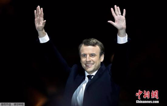 巴黎时间5月7日晚，法国总统选举第二轮投票初步计票结果显示，中间派独立候选人、“前进”运动领导人埃马纽埃尔·马克龙以大幅优势击败极右翼政党“国民阵线”候选人马丽娜·勒庞。年仅39岁的马克龙由此成为法国史上最年轻的总统，也成为世界上最年轻的大国领导人。