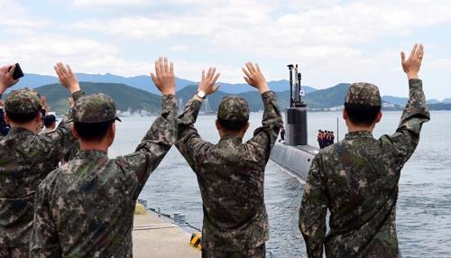资料图片：5月26日，韩国海军潜艇“郑运”号为参加韩美联合潜艇演习离港。（