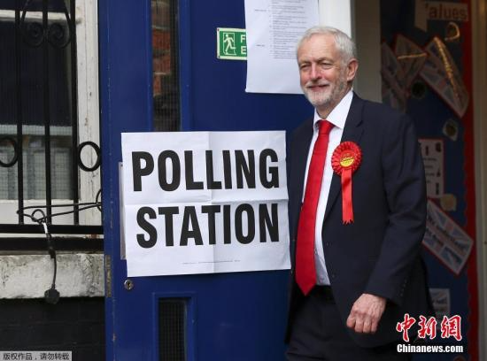 当地时间6月8日，英国伦敦伊斯灵顿，英国工党领袖科尔宾现身投票站参加大选投票。