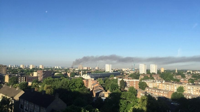 伦敦西部一公寓大楼失火 在市中心能看到浓浓烟柱（组图）