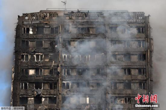 当地时间6月14日凌晨，伦敦西部一栋20余层的公寓大楼发生大火，火势猛烈，几乎蔓延到了所有楼层。约200名消防员和40辆消防车前往灭火。图为起火的大楼变成废墟。