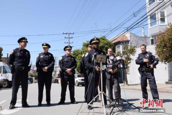 当地时间6月14日上午，美国旧金山一男子在联合快递服务(UPS)一个分拣配送中心开枪打死3人，打伤两人致多人死伤后自杀。图为警方举行新闻发布会。
