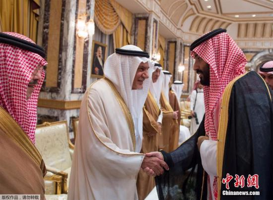 就职仪式上，穆罕默德·本·萨勒曼(右)同他人握手。