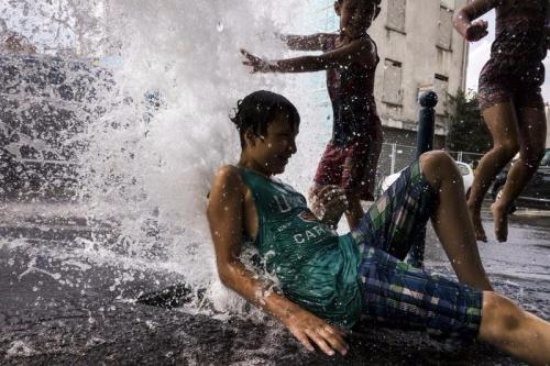 酷夏时节，巴黎民众打开消防栓打水仗，供水公司苦不堪言。