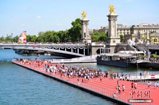 6月23日，正在申办2024年奥运会的巴黎市政府以塞纳河和著名的亚历山大三世桥为“舞台”举行“奥林匹克日”活动，向民众推广奥运会体育项目，并组织市民参加运动体验。图为塞纳河上搭建的田径跑道。 <span target='_blank' href='http://www.chinanews.com/'></div>中新社</span>记者 龙剑武 摄