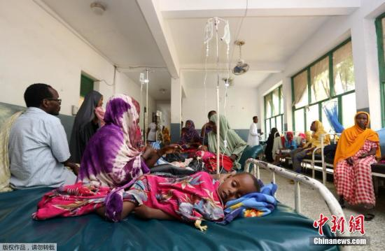 当地时间3月5日，索马里首都摩加迪沙当地一所医院内，民众在接受治疗。
