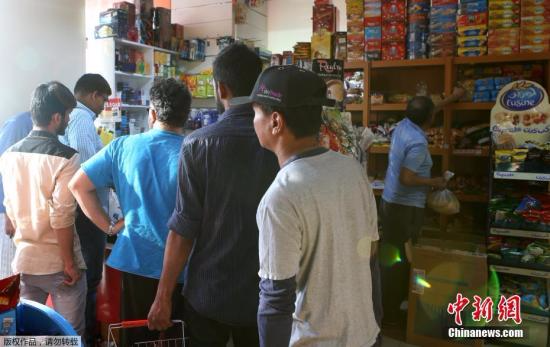 资料图：卡塔尔民众在断交风波发生后，前往超市抢购。