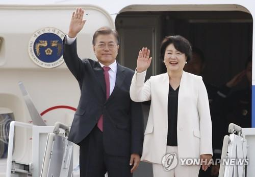 资料图片：韩国总统文在寅和夫人。（图片来源：韩联社）