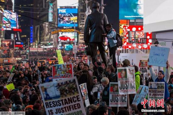 2014年美国弗格森案件轰动一时，在纽约，数百抗议者聚集在纽约时代广场游行，抗议美国枪杀黑人青年的警察未遭起诉。