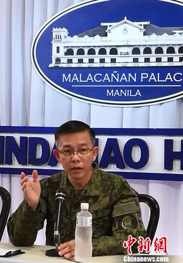 5日上午，菲律宾总统府举行“棉兰老时间”发布会。菲律宾武装部队发言人帕迪利亚公布马拉维战役的最新进展表示：目前马拉维战役已经进入第44天，军方在4日的行动中发现，被击毙的恐怖分子中有2名外国人，这进一步说明了有外国势力参与到菲律宾南部的恐怖组织当中。菲境内外媒体高度关注马拉维。　关向东 摄