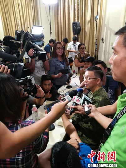 5日上午，菲律宾总统府举行“棉兰老时间”发布会。菲境内外媒体高度关注马拉维情况。　关向东 摄