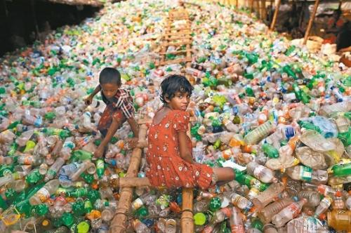 报道称，以2016年为例，全球回收的塑料瓶数量不到售出的一半，重制成新瓶的比例只有7���余的塑料瓶都被送进垃圾填埋场或大海。