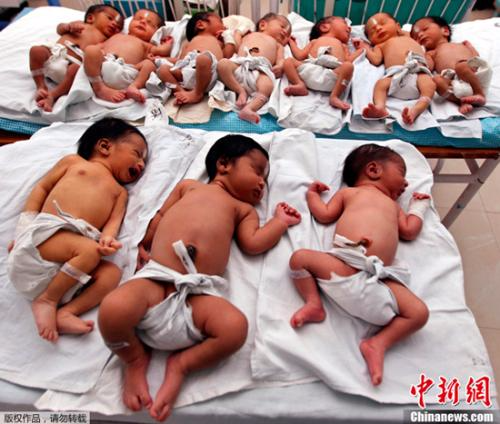 资料图片：医院内的新生儿。