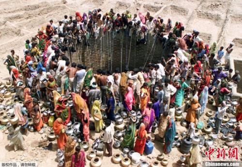 2003年6月1日，印度古吉拉特邦，居民聚集在一口巨大的水井处取水。