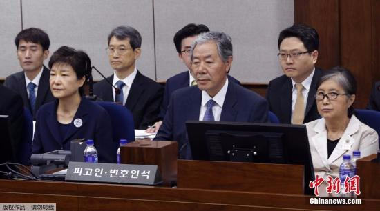 朴槿惠与崔顺实共同坐上被告席。