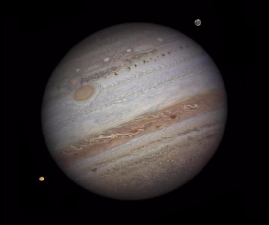 “朱诺”号木星探测器于2011年升空，2016年7月5日成功进入木星轨道，成为人类太空探索的里程碑。它比之前人类所有的木星探测任务都要更接近木星的云层，捕获了迄今为止我们看过的最好的木星图像。图为“朱诺”号拍摄的木星与它的卫星们。 图片来源：NASA官网