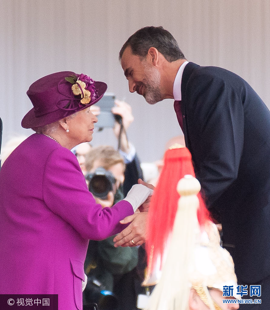 当地时间2017年7月12日，英国伦敦，西班牙国王菲利普六世首次访问英国，英国女王伊丽莎白二世举行盛大迎接仪式。***_***LONDON, ENGLAND - JULY 12:  King Felipe VI of Spain kisses the hand of Queen Elizabeth II at a Ceremonial Welcome on Horse Guards Parade during a State visit by the King and Queen of Spain on July 12, 2017 in London, England.  This is the first state visit by the current King Felipe and Queen Letizia, the last being in 1986 with King Juan Carlos and Queen Sofia.  (Photo by Samir Hussein/WireImage)