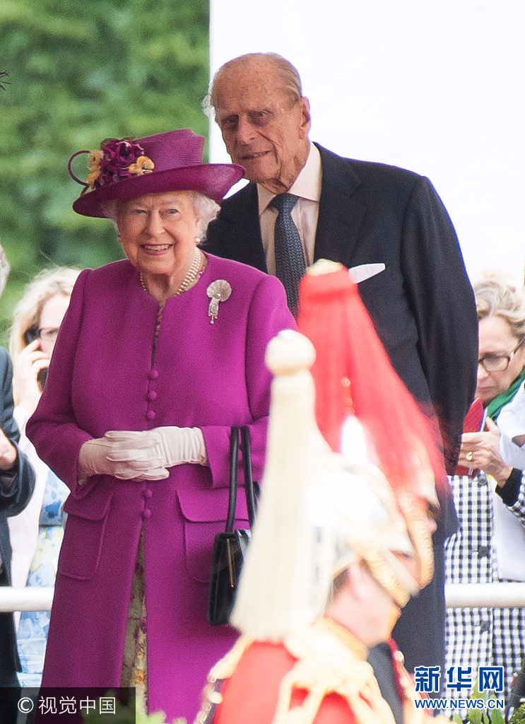 当地时间2017年7月12日，英国伦敦，西班牙国王菲利普六世首次访问英国，英国女王伊丽莎白二世举行盛大迎接仪式。***_***LONDON, ENGLAND - JULY 12: Queen Elizabeth II and Prince Philip, Duke of Edinburgh attend a Ceremonial Welcome on Horse Guards Parade during a State visit by the King and Queen of Spain on July 12, 2017 in London, England.  This is the first state visit by the current King Felipe and Queen Letizia, the last being in 1986 with King Juan Carlos and Queen Sofia.  (Photo by Samir Hussein/WireImage)