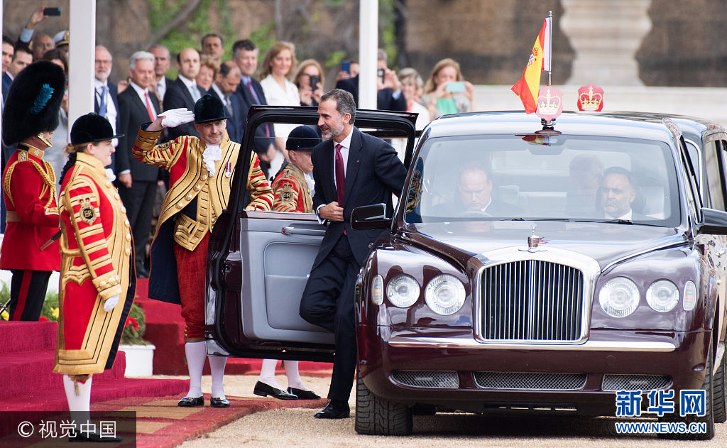 当地时间2017年7月12日，英国伦敦，西班牙国王菲利普六世首次访问英国，英国女王伊丽莎白二世举行盛大迎接仪式。***_***LONDON, ENGLAND - JULY 12:  King Felipe VI of Spain attends a Ceremonial Welcome on Horse Guards Parade during a State visit by the King and Queen of Spain on July 12, 2017 in London, England.  This is the first state visit by the current King Felipe and Queen Letizia, the last being in 1986 with King Juan Carlos and Queen Sofia.  (Photo by Samir Hussein/WireImage)