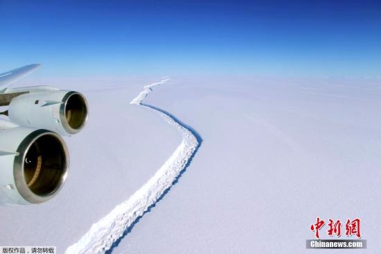 图为2016年NASA在官网公布了一张南极洲最大冰架——拉森C冰架裂口的照片。