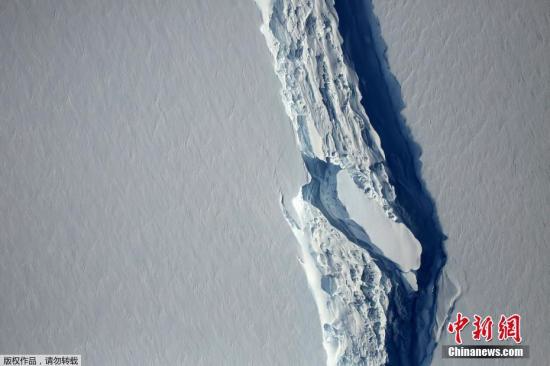 图为2016年NASA在官网公布了一张南极洲最大冰架——拉森C冰架裂口的照片。