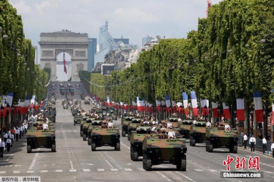 法国轮式装甲车参加阅兵式。