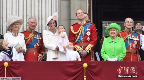 资料图：当地时间2016年6月11日，英国伦敦，英国女王伊丽莎白二世的90岁官方生日庆典举行，英国王室成员登上白金汉宫阳台观看皇家军队阅兵仪式。英国女王伊丽莎白、菲利普亲王、查尔斯王子、卡米拉、威廉王子夫妇、乔治小王子和夏洛特小公主、以及哈里王子等皇室成员出席。