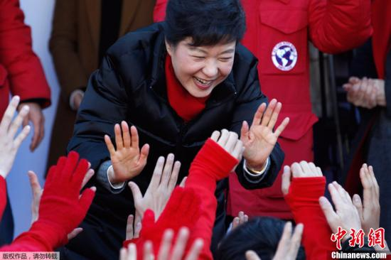 资料图片：韩国2012年第18届总统选举投票19日举行，两大主要候选人、执政党新国家党朴槿惠和在野的民主统和党文在寅上演“雌雄对决”。