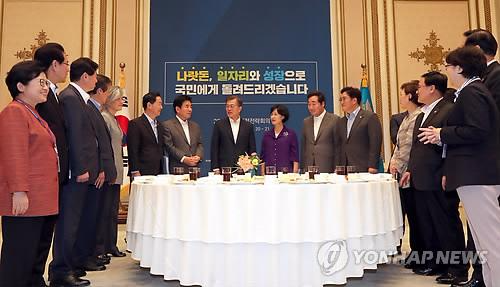 7月20日，在韩国青瓦台，与会人士在国家财政战略会议上亲切交谈。（图片来源：韩联社）
