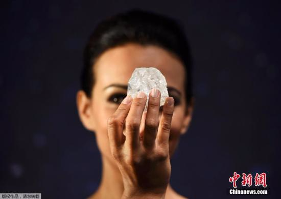 资料图：模特展示世界第二大钻石原石“Lesedi La Rona”。