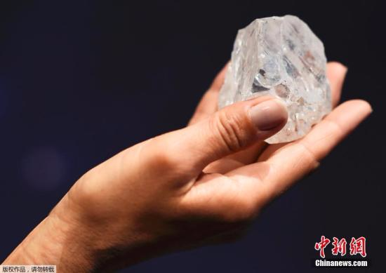 这颗网球大小的宝石于去年秋天在卢卡拉钻石公司位于博茨瓦纳的一个钻石矿被发现，被命名为“Lesedi La Rona”，在茨瓦纳语中是“我们的光芒”的意思。（资料图） 文字来源：中国日报网