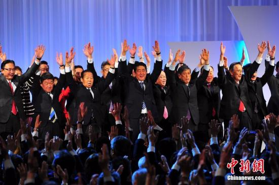 日本自民党第84届大会3月5日在东京举行，正式决定将其党章中原先规定的“最多2届6年”的总裁任期，改为“最多3届9年”。藉此，现任日本首相安倍晋三，得以在明年秋季其任期届满后，连续第三次参选自民党总裁，从而打开其孜孜以求的长期执政之门。 <span target='_blank' href='http://www.chinanews.com/'></div>中新社</span>记者 王健 摄