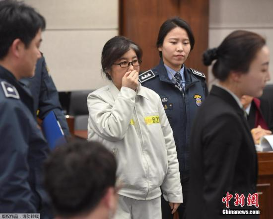 当地时间2017年1月17日，韩国首尔，首尔中央地方法庭就“干政门”案件举行首次正式审判，崔顺实、张时浩、金钟等多名涉事人出庭。