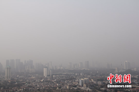 资料图：2015年，雅加达市中心连日来笼罩在烟霾之中。<span target='_blank' href='http://www.chinanews.com/'></div>中新社</span>记者 顾时宏 摄