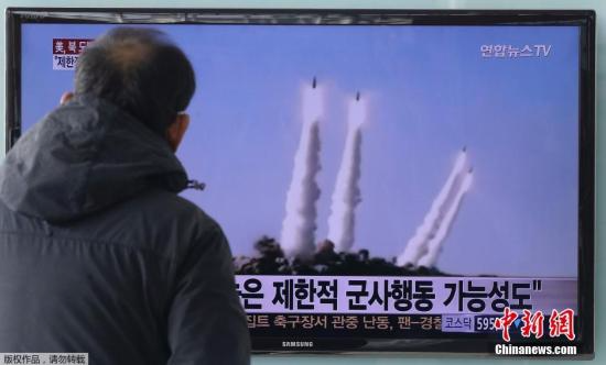 资料图：2015年，韩国首尔，韩国民众在观看朝鲜发射短程导弹的电视新闻。