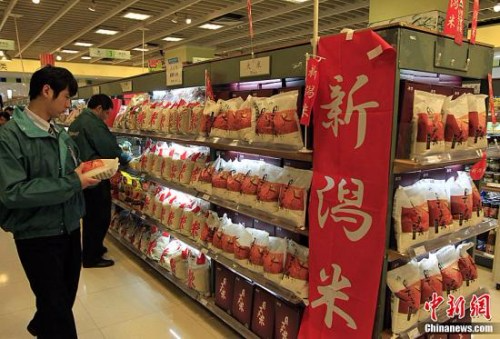 资料图：此前，在上海一家以经营日本食品为主的超市里，日本大米如常上柜。