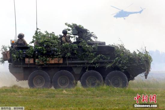 当地时间6月16日，北约年度演习“军刀出击”(Sabre Strike)在波兰奥进行。图为美军装甲车辆参加军演。