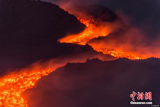 当地时间2017年4月2日，意大利卡塔尼亚，埃特纳火山持续喷发，红色岩浆流动。图片来源：视觉中国