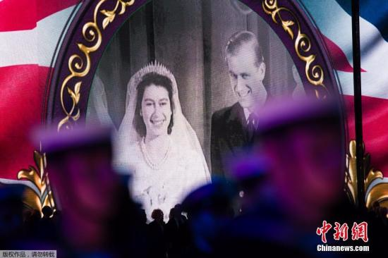 资料图：英国女王和菲利普亲王的结婚照。