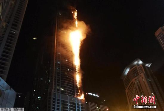 据外媒8月3日报道，阿联酋迪拜政府新闻中心表示，当地世界最高居民楼之一火炬大厦中的人员已被疏散。此前有报道称，这座86层高的大楼起火。新闻中心在推特上称：“民防部门成功疏散了大楼，并正努力控制火势。”据称，火灾未造成人员伤亡。该大楼曾于2015年失火，同时，修复工作尚未完成。
