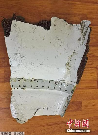 当地时间5月27日，毛里求斯海警发布疑似马航MH370客机残骸照片。据新华社电澳大利亚基础建设和交通部长达伦·切斯特26日发表声明说，初步检验显示，在非洲海域最新发现的3个飞机碎片与失事马航客机370有关。